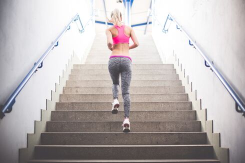 Monter les escaliers en courant est un excellent moyen de se débarrasser de l'excès de poids. 