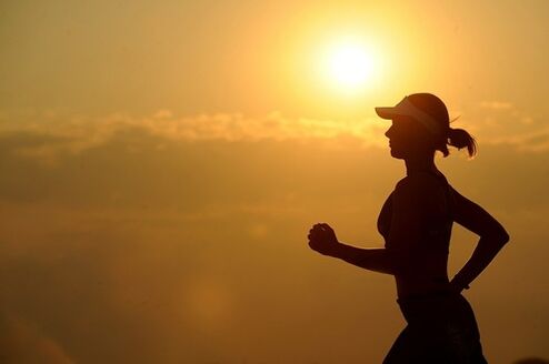 Vous pouvez courir pour perdre du poids non seulement le matin mais aussi le soir. 