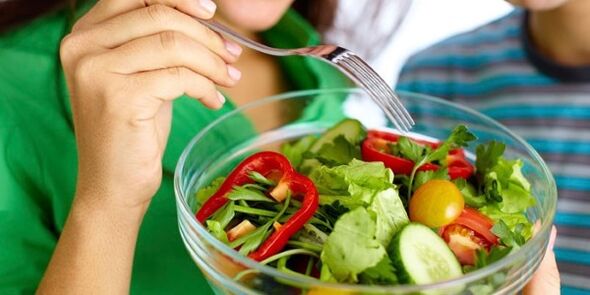 Manger une salade de légumes avec un régime sans glucides pour atténuer la sensation de faim