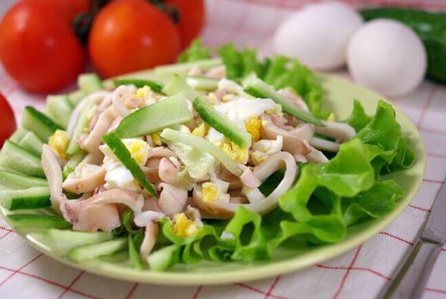Salade de calamars aux œufs et au concombre dans un régime pauvre en glucides