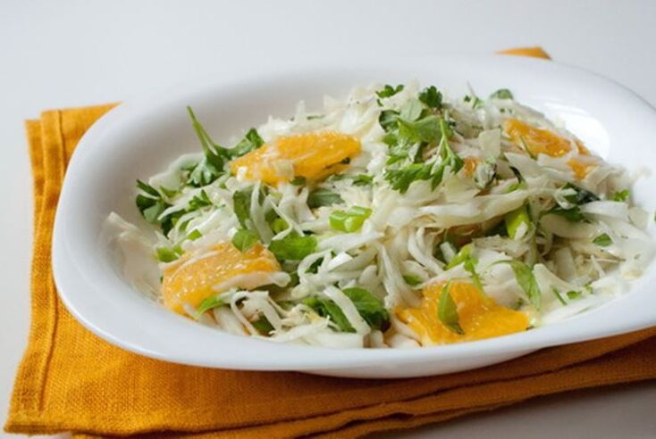 Salade de chou chinois, d'orange et de pomme - un plat vitaminé dans le cadre d'un régime pauvre en glucides