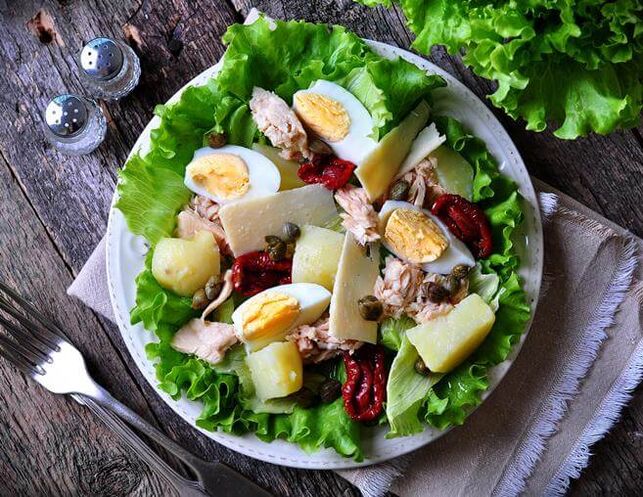 Salade de thon en conserve dans un régime à faible teneur en glucides